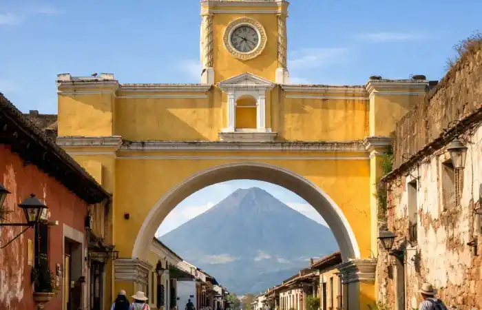 קשת סנטה קטלינה הצהובה באנטיגואה עם הר הגעש ברקע ורחוב מרוצף