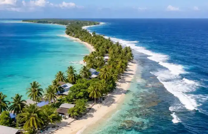 נוף של מג’ורו באיי מרשל עם לגונה טורקיזית, חוף חול בהיר ומים פתוחים באופק