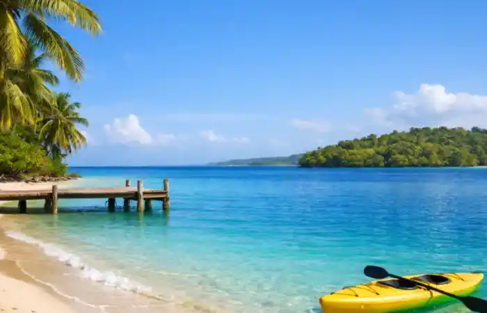 חוף טרופי שקט בוונואטו עם מים טורקיז, עצי דקל ושנורקלינג בים הצלול