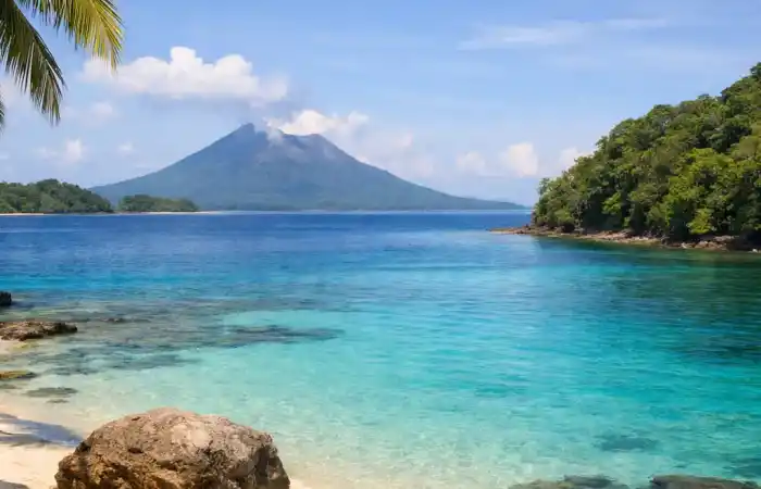 נוף טרופי של ונואטו עם מים כחולים, עצי דקל וחוף שקט בדרום האוקיינוס השקט