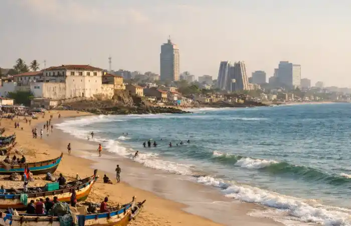 נוף חופי בגאנה ליד אקרה, עם ים, חוף עירוני ואווירה אפריקאית תוססת