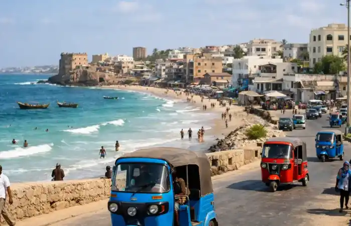 נוף של קו החוף והעיר מוגדישו בסומליה, עם ים כחול, מבנים וכלי רכב מקומיים