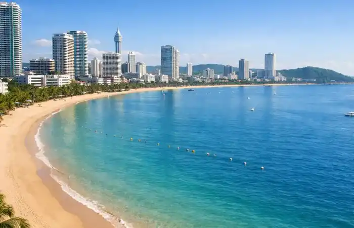 נוף עירוני של פטאיה עם חוף ים, בניינים גבוהים וקו חוף תאילנדי